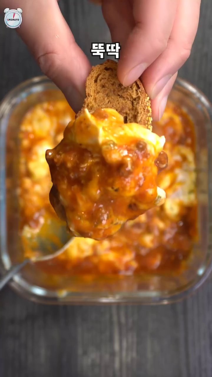 완성된 에그인헬을 빵에 찍어 아침으로 즐깁니다.
