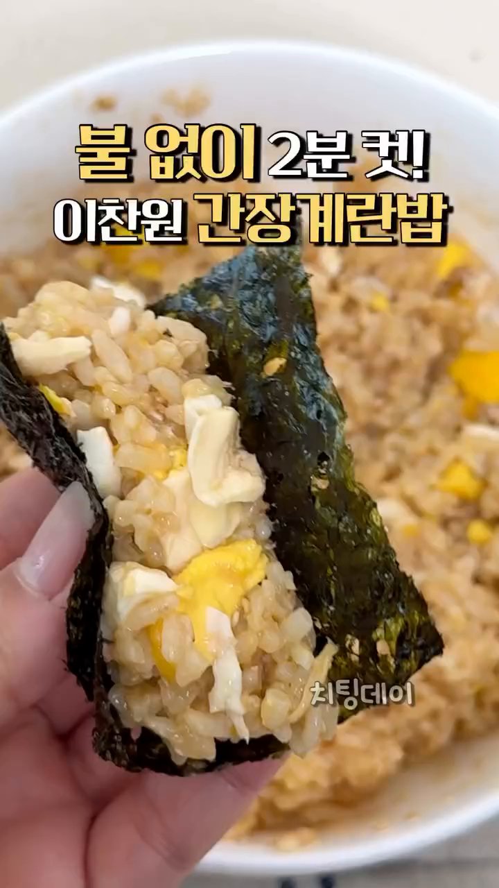 전자레인지용 용기에 간장 2큰술, 물 2큰술, 참기름 1큰술을 넣고 잘 섞어줍니다.