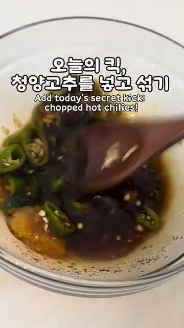 끓는 물에 메밀면을 넣고 5-6분간 삶습니다.