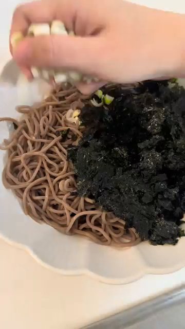 쪽파나 대파를 송송 썰어 올리고 장아찌와 통들깨를 뿌려 마무리합니다.