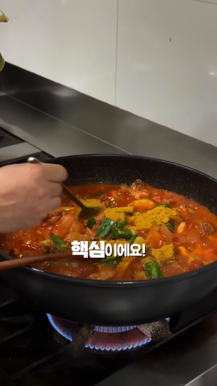 닭고기를 팬에 넣고 겉면이 노릇하게 구워줍니다.