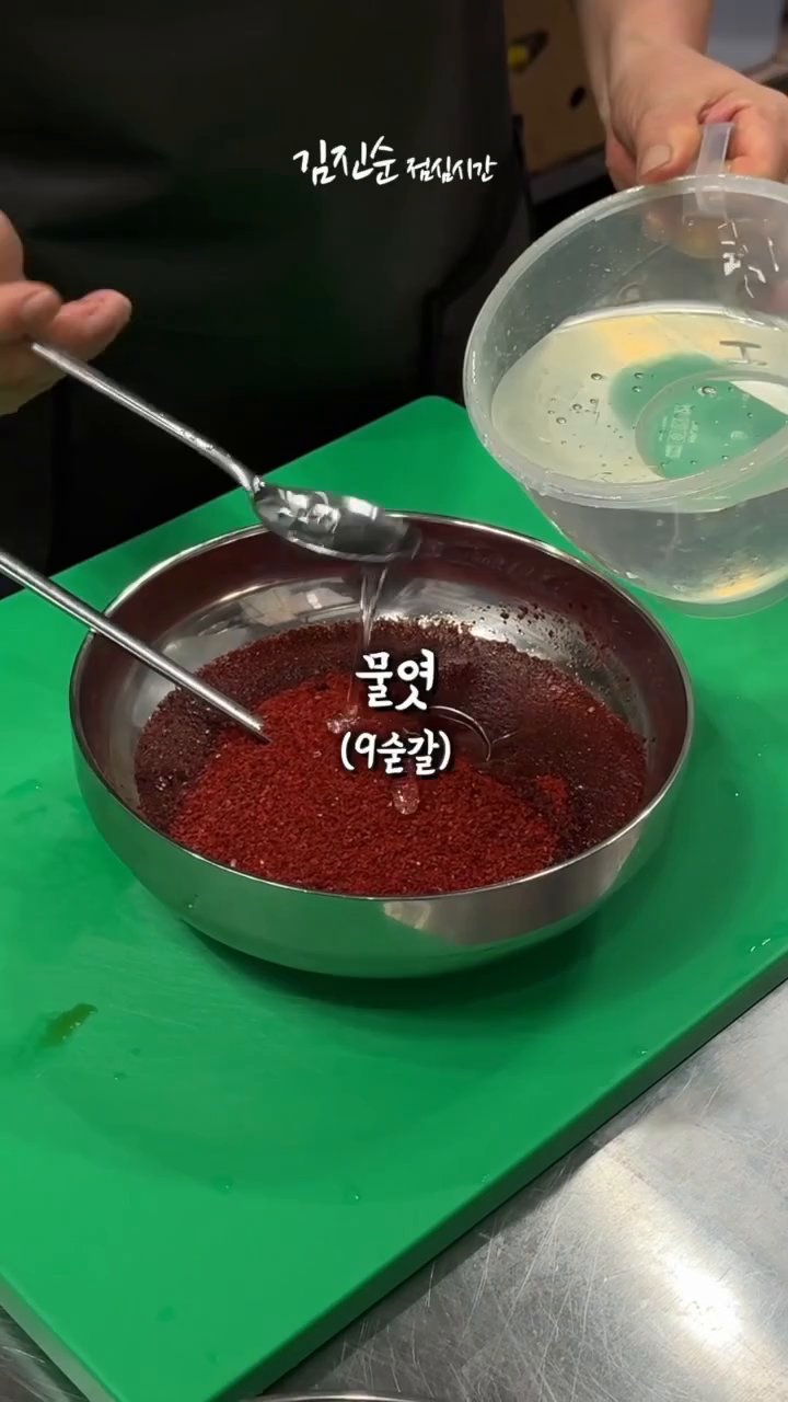 국물이 살짝 졸아들면 감자, 당근, 양파를 넣고 다시 끓입니다.
