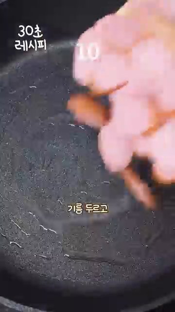팬에 식용유를 두르고 썰어둔 소세지를 넣고 볶아줍니다.