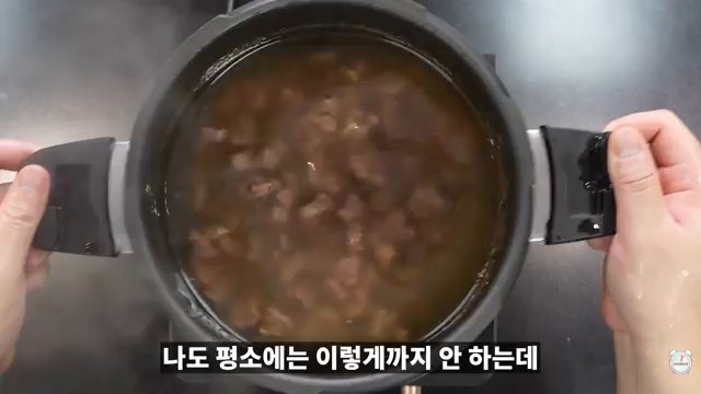 미역을 찬물에 불려줍니다.