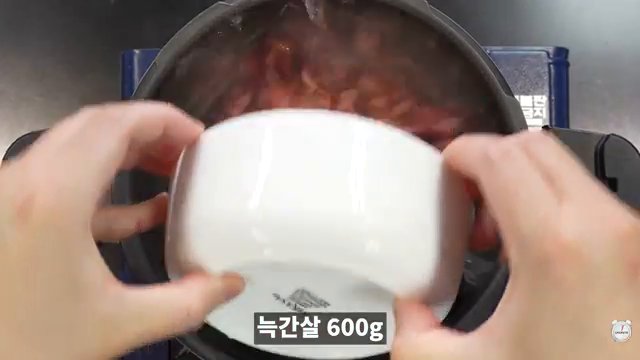 압력솥에 물과 늦간살을 넣고 센불로 끓입니다.
