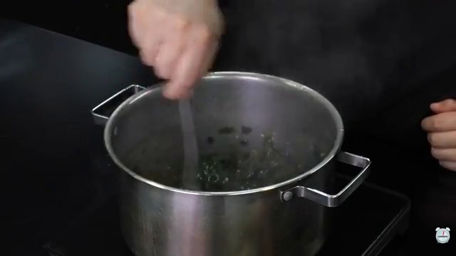 볶은 미역에 아까 끓이던 고기와 고기 육수를 모두 부어줍니다.