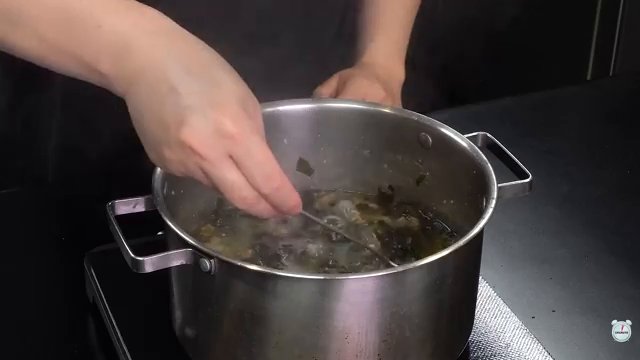 마지막으로 간을 보고 부족한 간은 소금으로 맞춰줍니다.