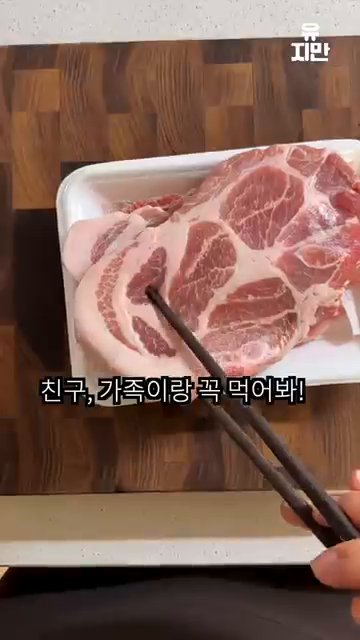 팬에 올리브오일을 두르고, 양파를 넣어 노릇하게 굽습니다.