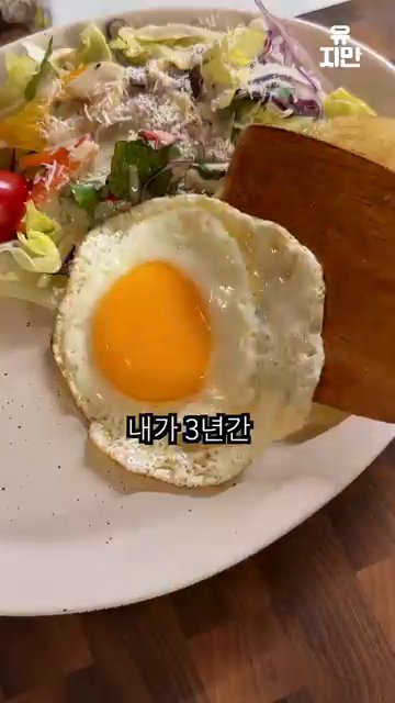 구운 목살 위에 준비한 양념장을 모두 붓고, 적당한 농도까지 졸입니다.