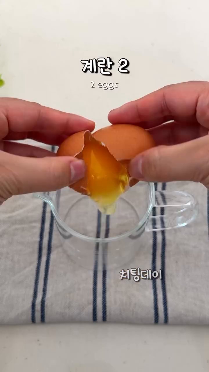 팬에 버터 15g을 녹인 후, 계란물을 부어줍니다.