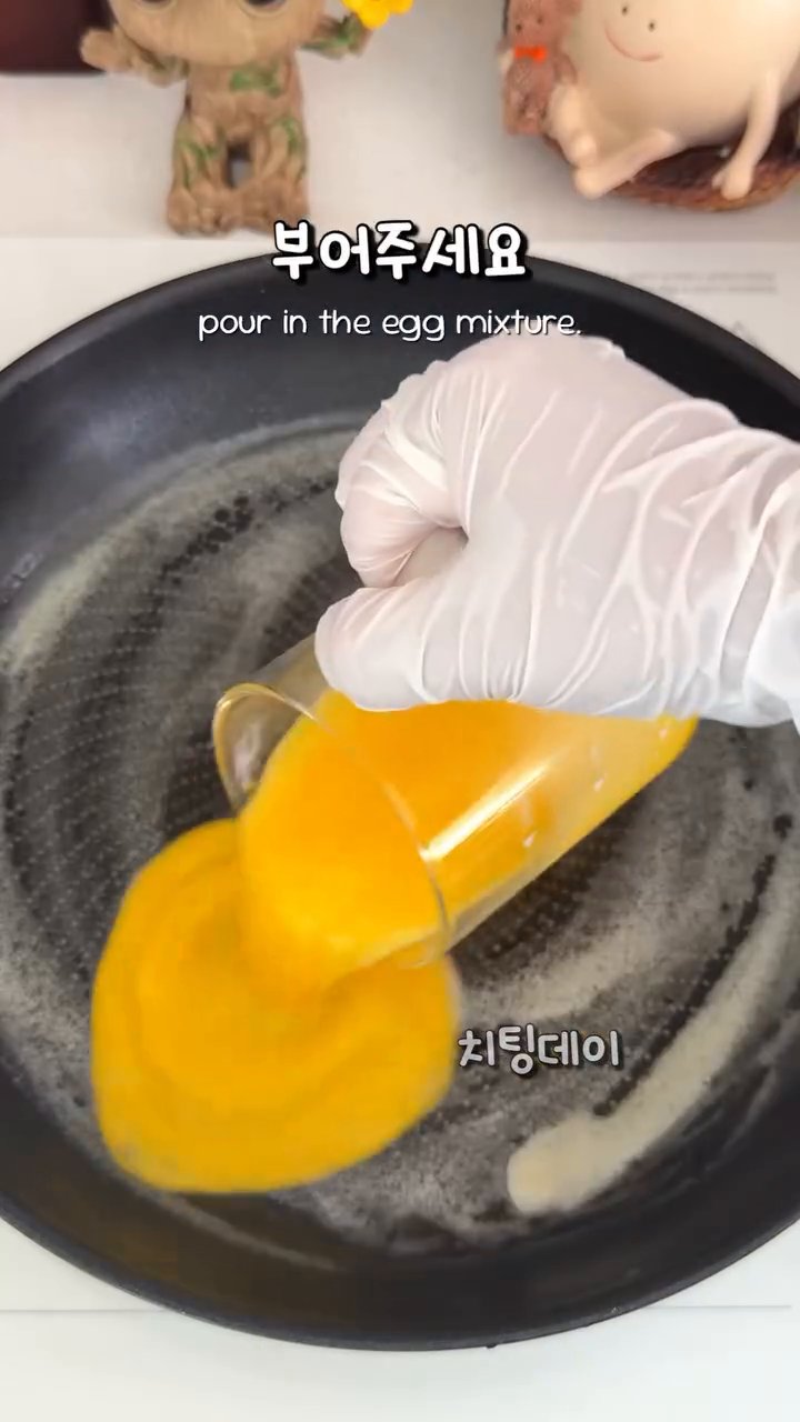 계란물 위에 식빵 2장을 나란히 올리고, 계란이 익으면 뒤집어줍니다.