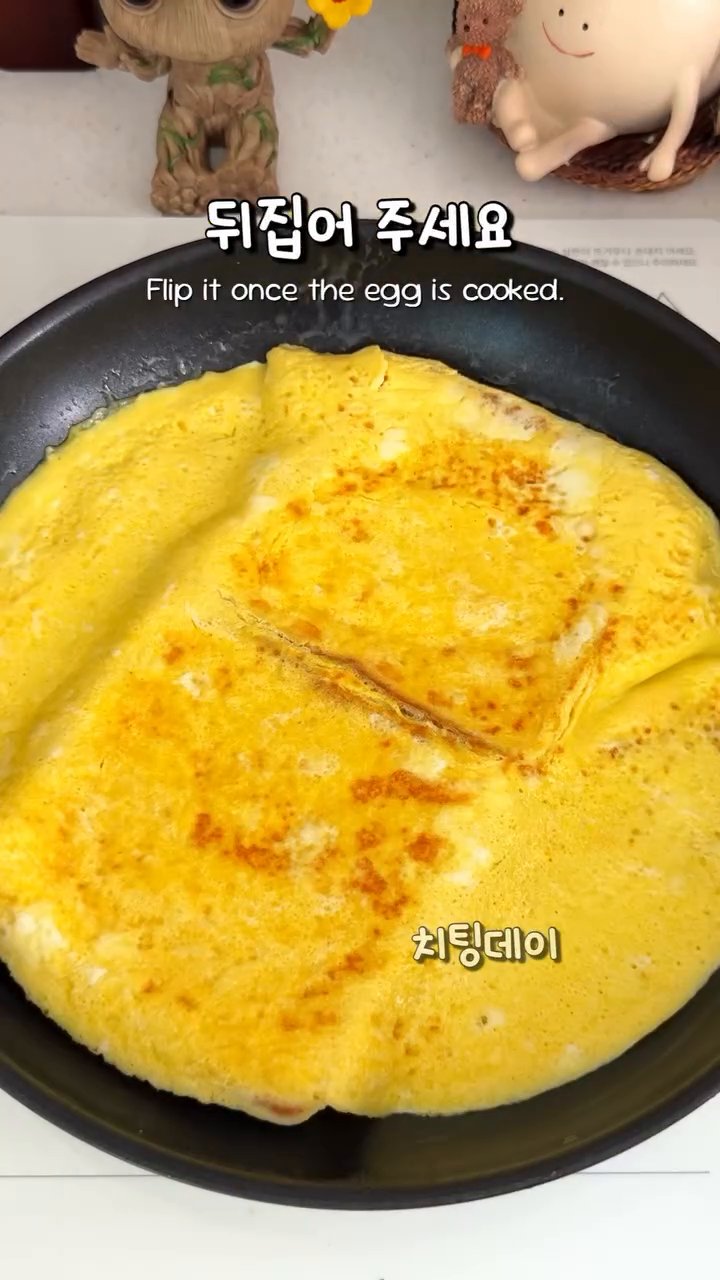 한쪽에는 체다치즈와 모짜렐라치즈를 듬뿍 올리고, 다른 한쪽에는 햄을 겹겹이 올립니다.