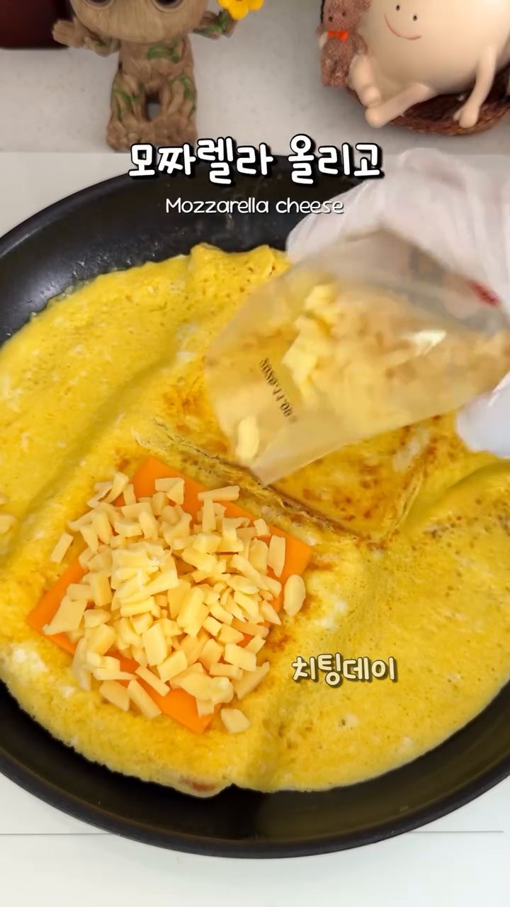 양옆의 계란을 빵 안쪽으로 접고, 식빵을 반으로 접어줍니다.