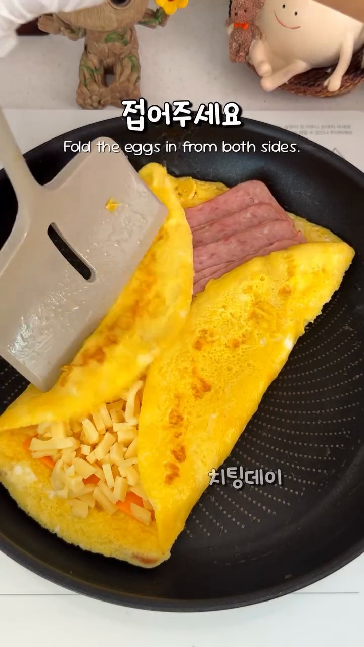 팬에 버터를 한 번 더 녹이고, 접은 토스트를 앞뒤로 노릇노릇하게 구워줍니다.