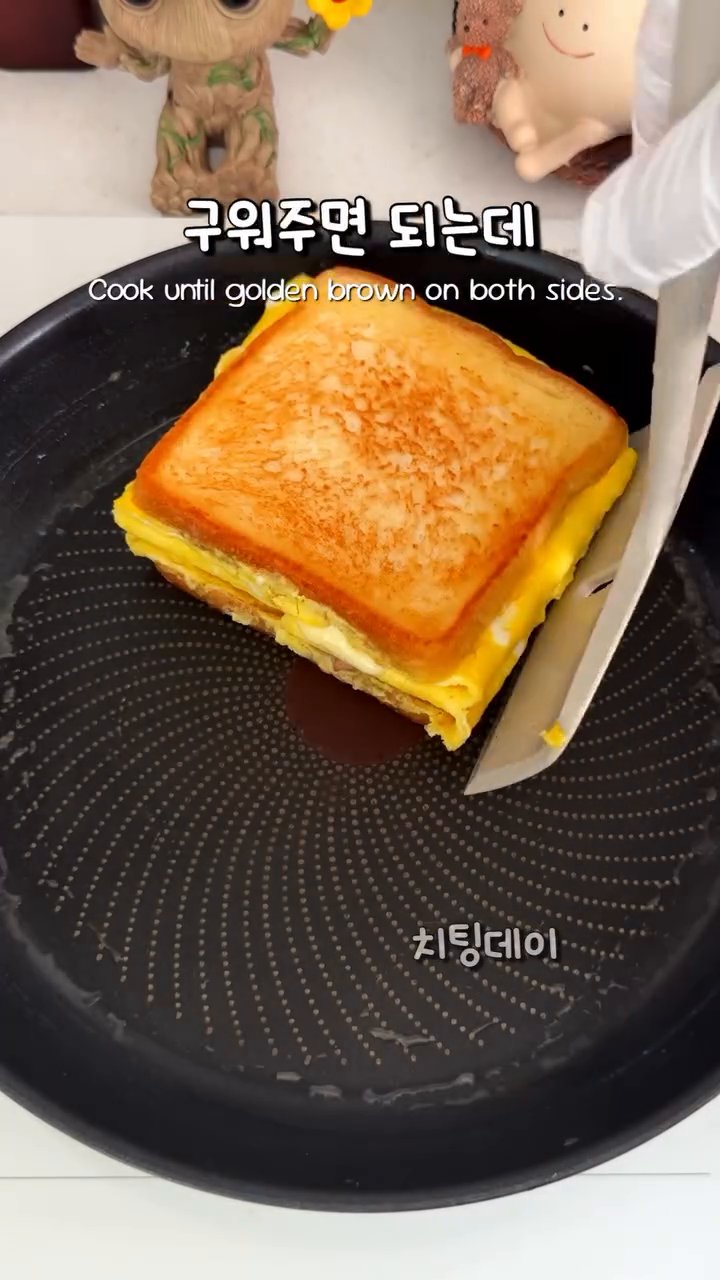 완성된 햄치즈 토스트를 접시에 담아 서빙합니다.