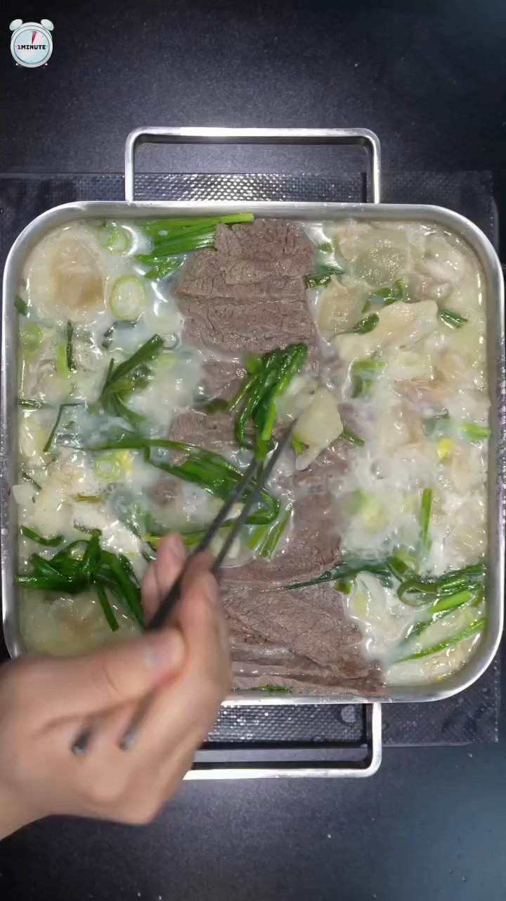 소스에 건더기를 찍어 먹고, 남은 국물에 소면사리와 파김치를 넣어 먹습니다.