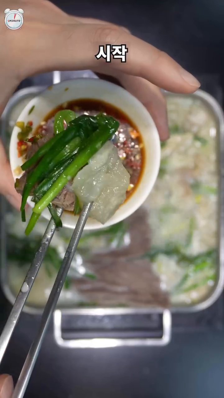 먼저 냄비에 물을 부어준 다음 소금을 풀어줍니다.