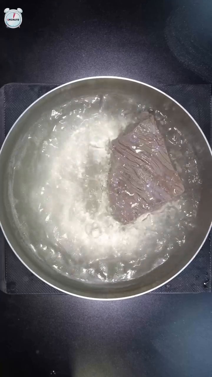 30분 뒤 불을 꺼준 다음 양지 육수 한 국자를 따로 덜어놓습니다.