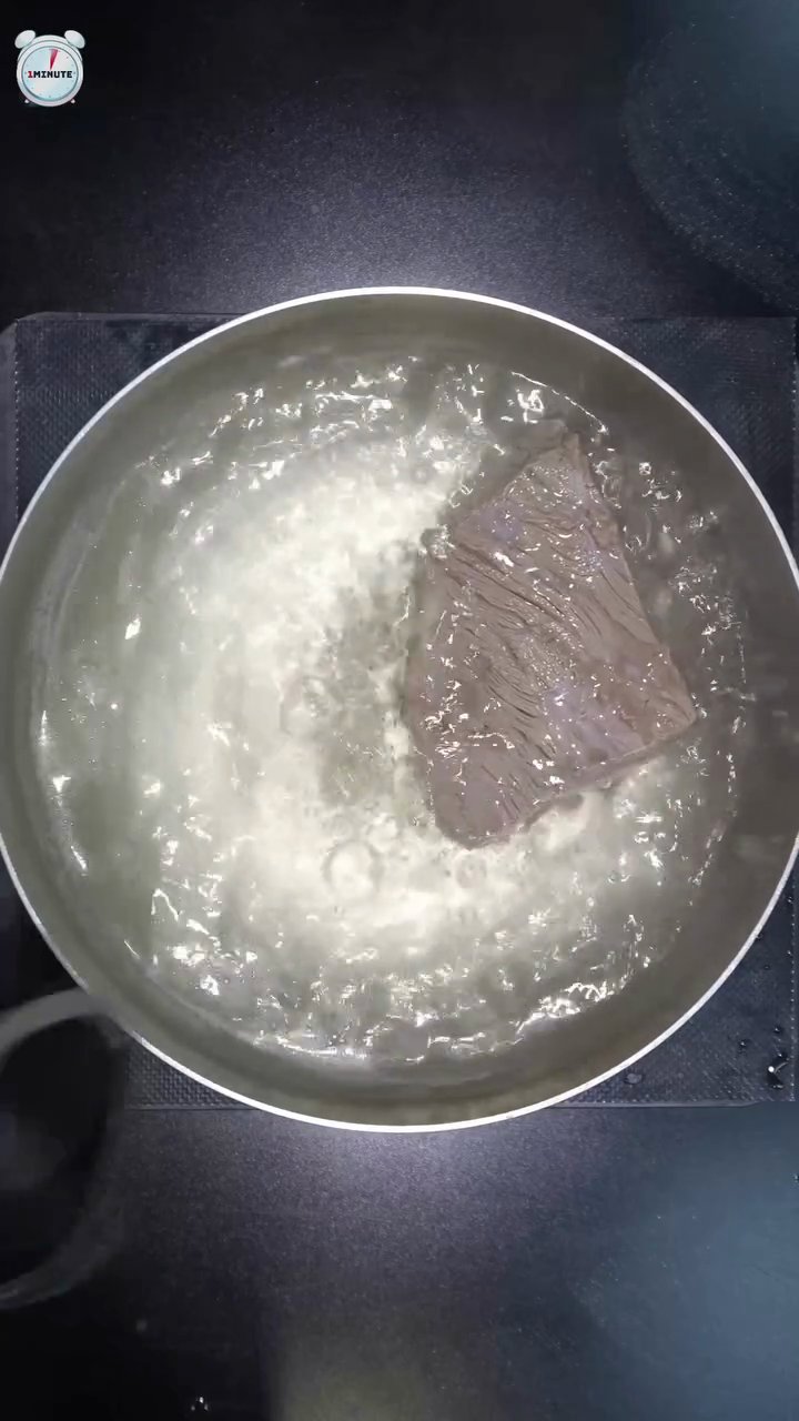 양지 육수를 따로 덜어놓습니다.