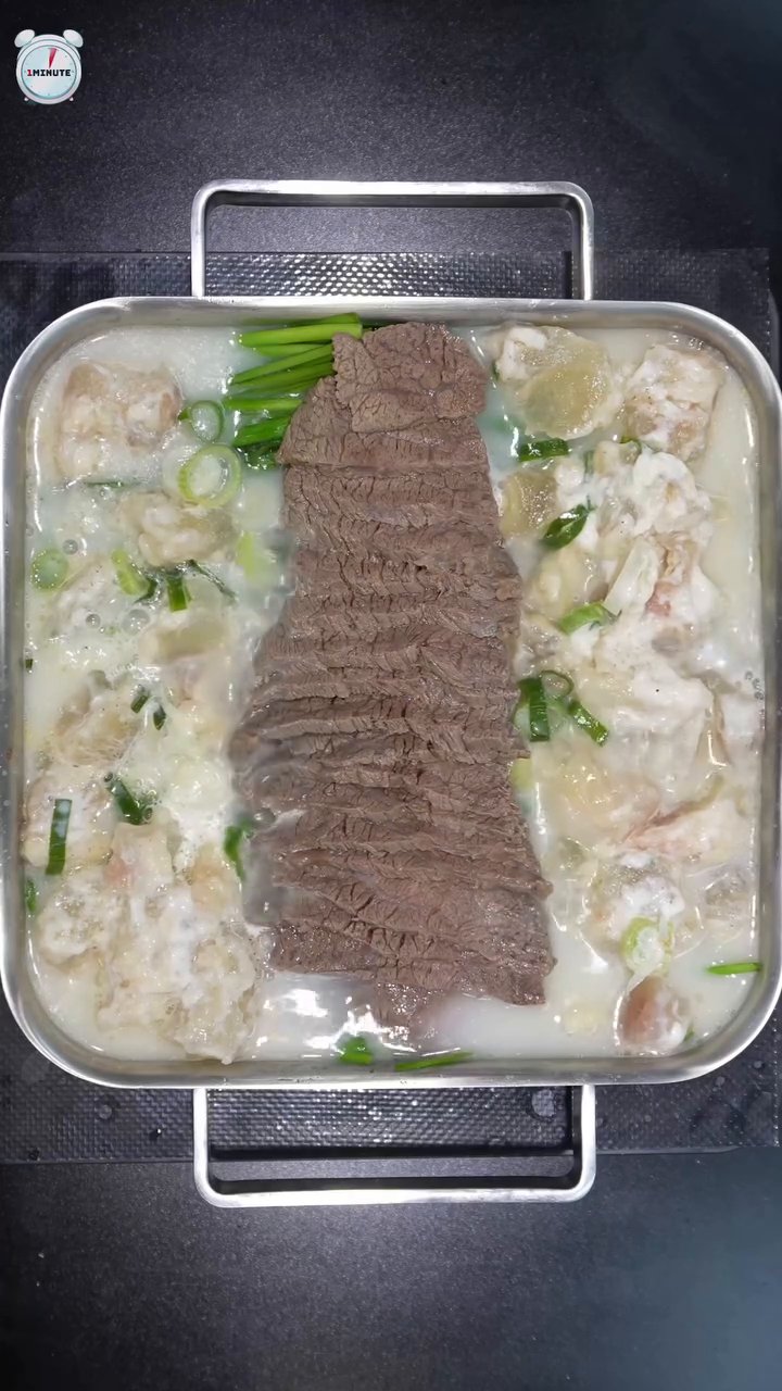 따뜻한 양지 육수에 설탕을 먼저 녹여줍니다.