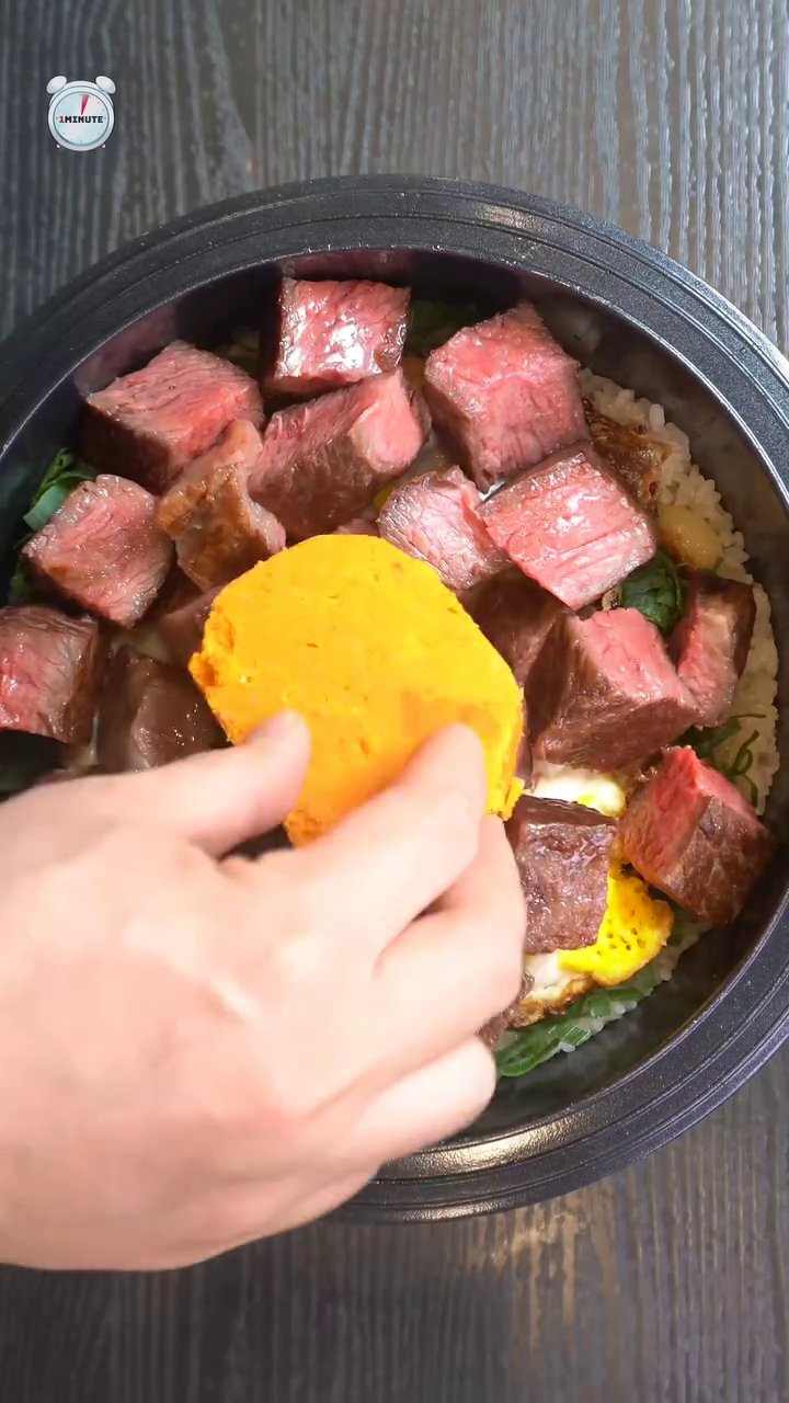 말랑한 버터에 고추장, 꿀, 다진 마늘, 파르미지아노 레지아노 치즈를 넣고 잘 섞습니다.