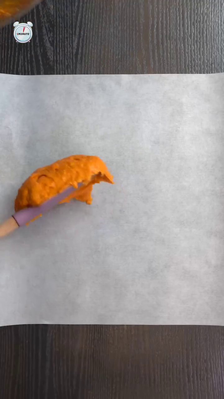 혼합한 재료를 종이호일에 말아 냉장고에 넣고 굳힙니다.