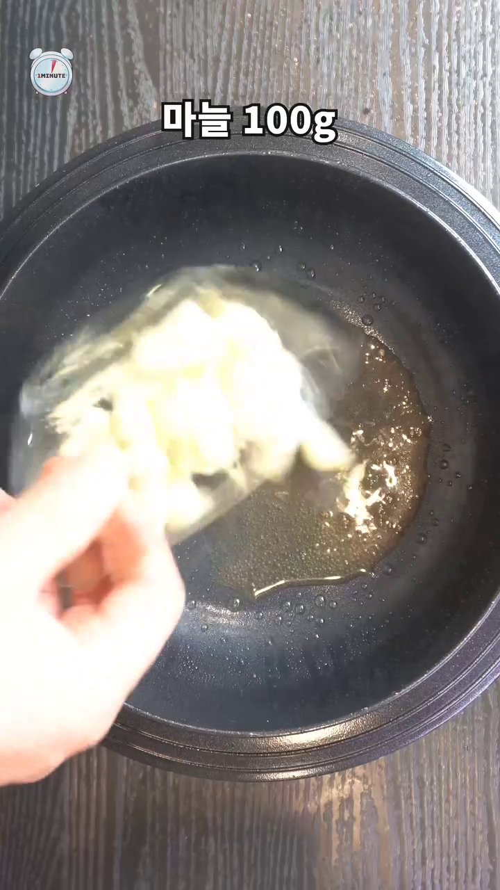 같은 팬에 마늘을 구운 후 노릇해지면 쌀과 물, 수유를 넣습니다.