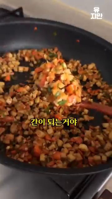 식힌 재료를 밥에 넣고 잘 비벼 간을 맞춥니다.