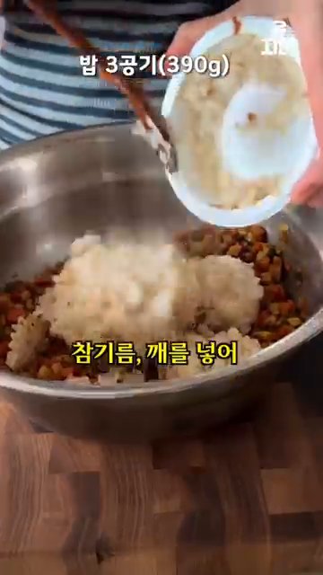 김 위에 밥과 재료를 올리고 최대한 단단하게 말아줍니다.