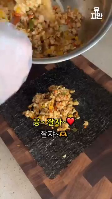 김밥을 썰어 접시에 담고, 단무지를 곁들여 냅니다.