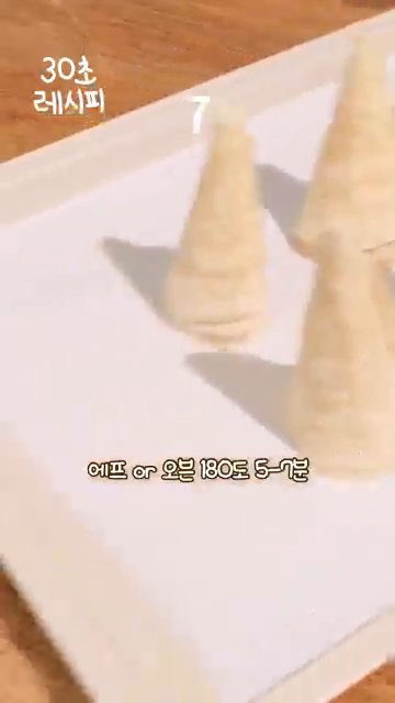 꼬치를 빼고 안쪽에 피자 소스와 햄, 치즈를 듬뿍 넣습니다.