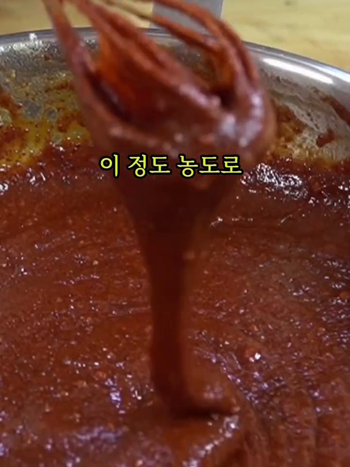 굵은 고춧가루 3컵을 믹서기로 곱게 갈아 준비합니다.