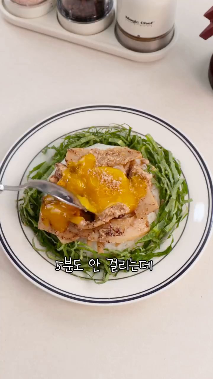 물 약간을 넣고 전자레인지에 2분간 돌려서 새송이버섯을 익힙니다.