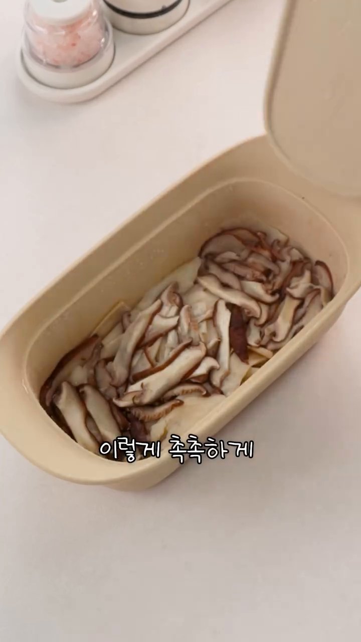 익힌 새송이버섯의 물을 버리고, 들깨가루, 간장, 참기름, 멸치액젓을 넣고 조물조물 무쳐줍니다.