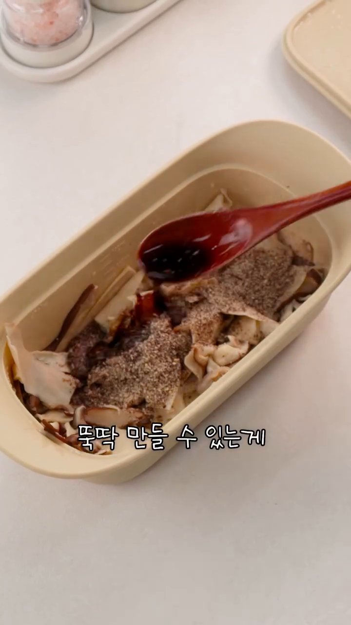 계란 노른자를 터뜨려서 모든 재료와 잘 비벼 먹습니다.