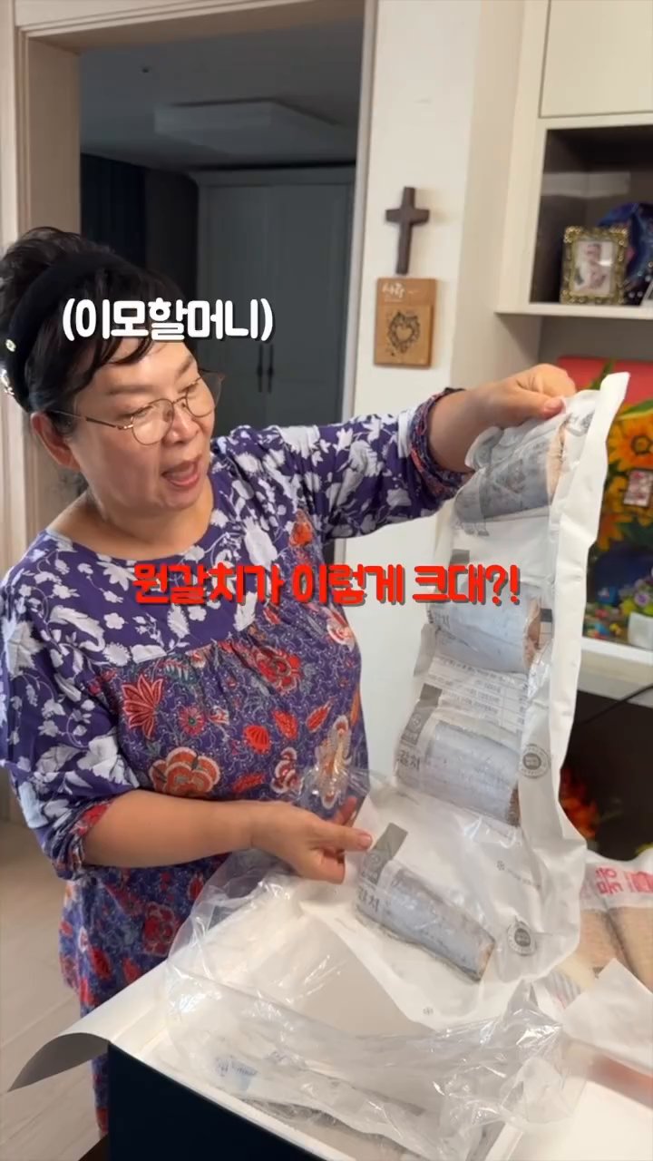 완성된 제주식 갈치조림을 그릇에 담아냅니다.