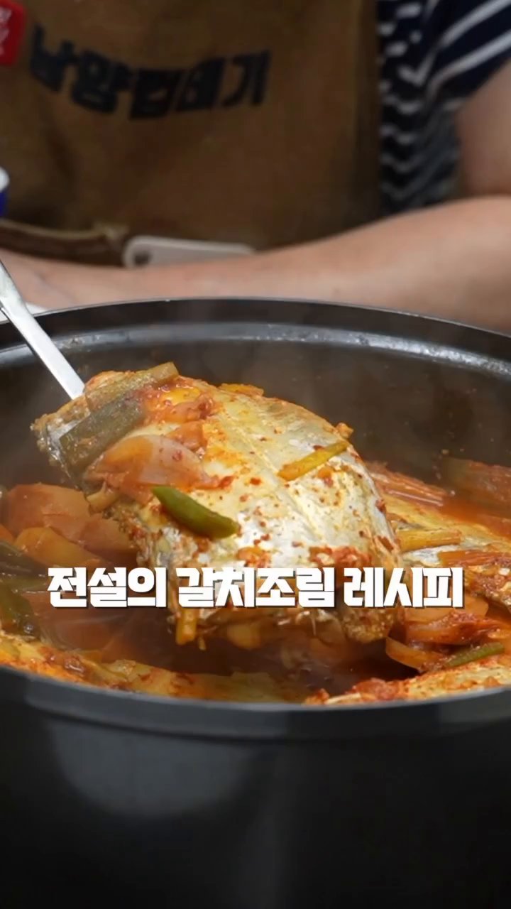 끓는 물에 생쌀 3숟갈을 넣고 10분간 끓입니다.