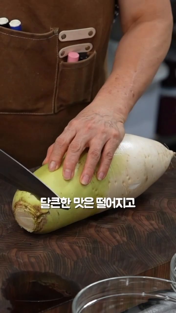 냄비 바닥에 무를 깔고 진간장 5숟갈을 넣어 밑간합니다.