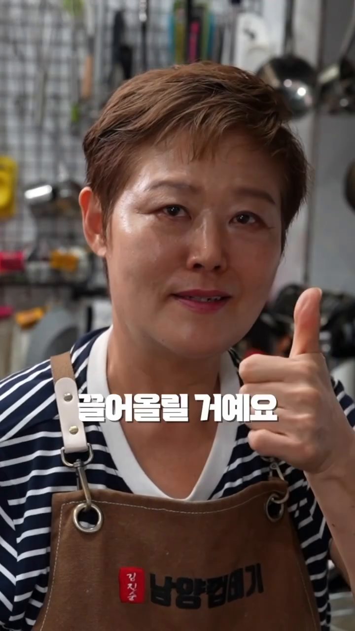 감자와 양파를 큼직하게 썰어 냄비 바닥에 깔아줍니다.