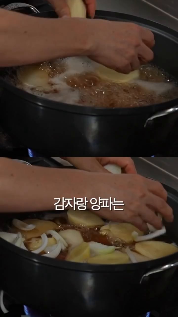 준비한 소스를 부어줍니다.
