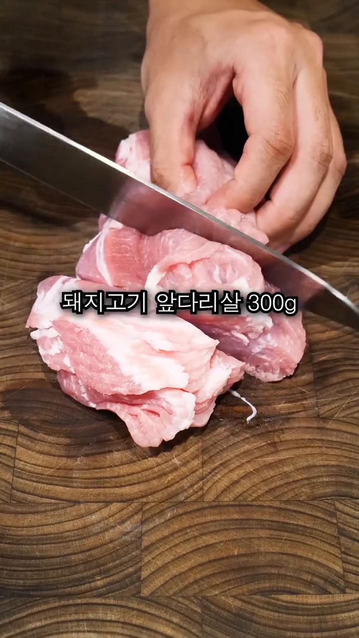 준비한 돼지고기에 설탕 1스푼, 다진마늘 1스푼, 후추를 살짝 뿌려 밑간을 합니다.