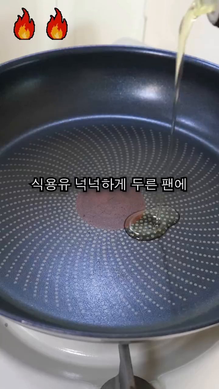 팬에 식용유를 적당히 두르고 중불로 예열한 후, 밑간한 돼지고기를 올려 핏기가 사라질 때까지 볶습니다.