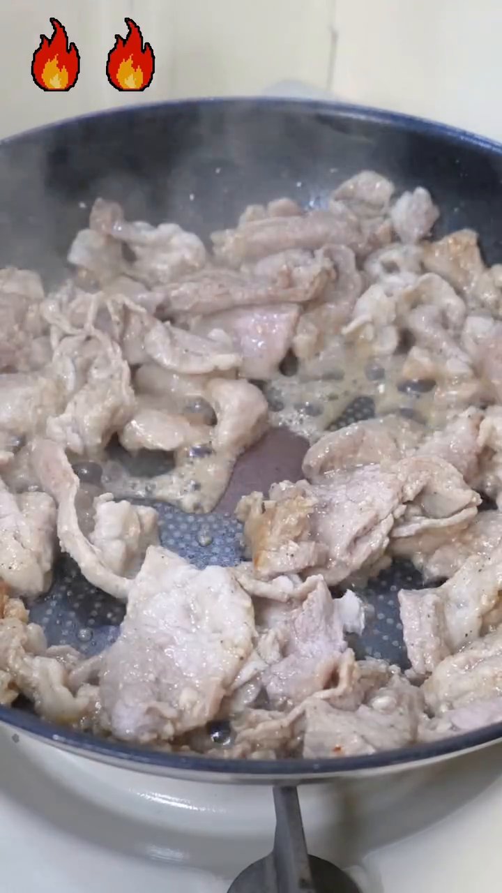 핏기가 사라지면 고추장 1스푼, 굴소스 1스푼, 고춧가루 1스푼을 넣고 볶아 양념이 고루 섞이도록 합니다.