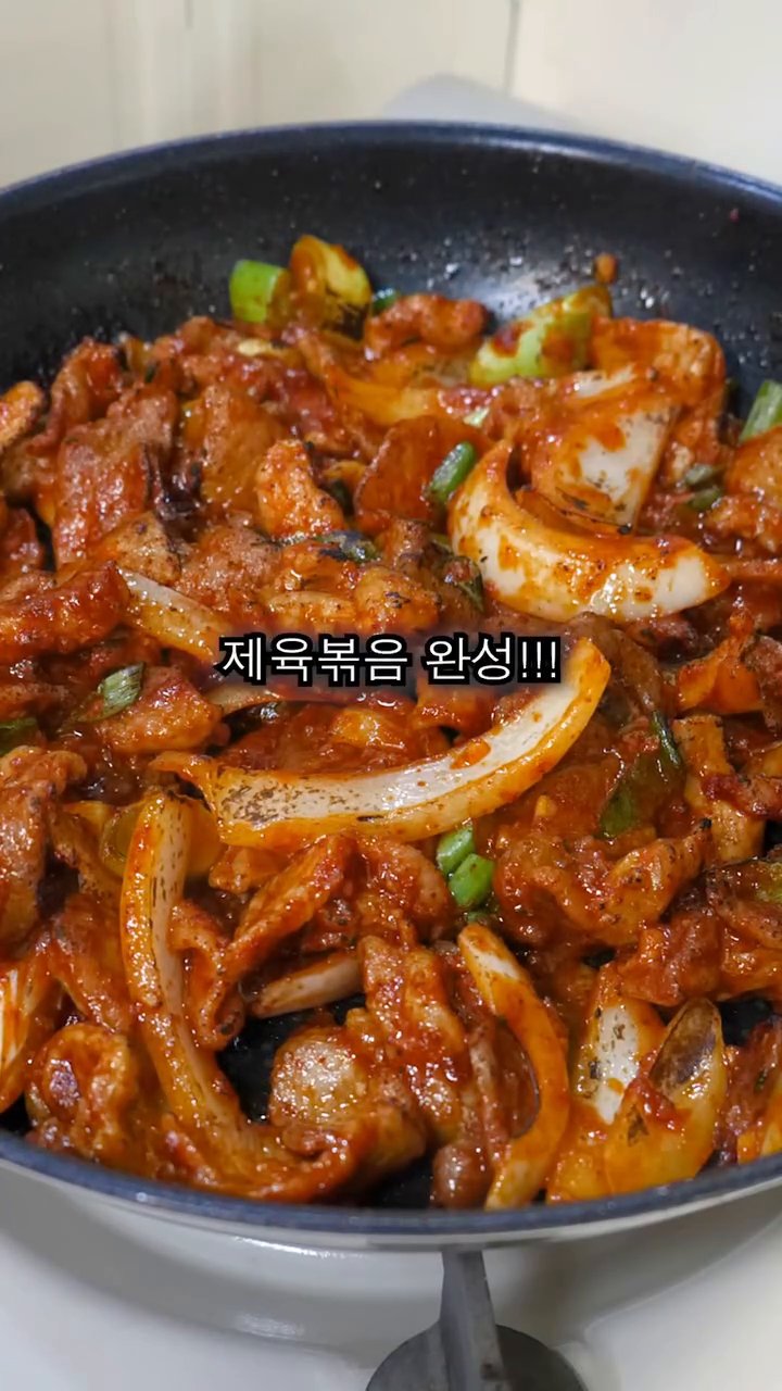유기농 쌀로 지은 밥에 제육볶음을 얹어 맛있게 즐깁니다.