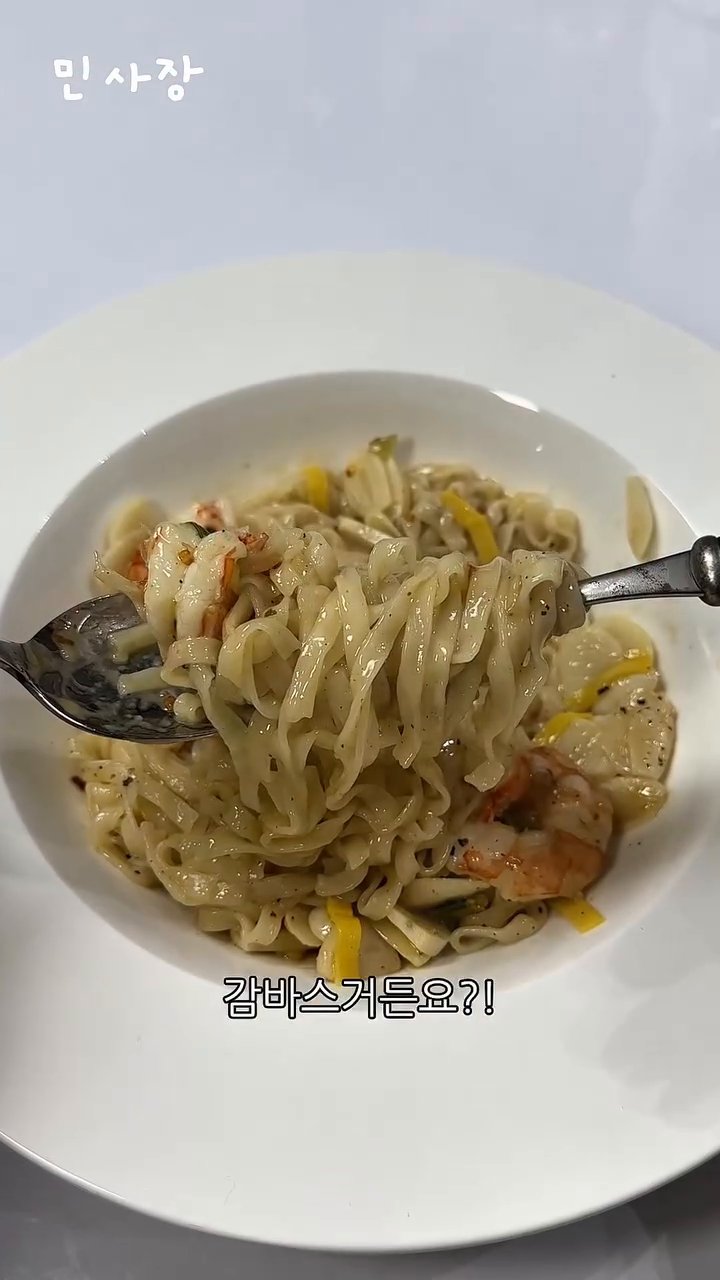 물이 끓으면 멸치 칼국수를 넣고 삶습니다.