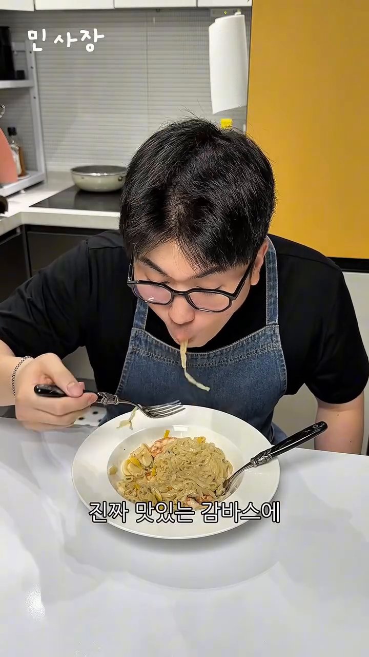팬에 올리브유를 넉넉히 두르고 편 마늘을 넣어 마늘 향을 우려냅니다.
