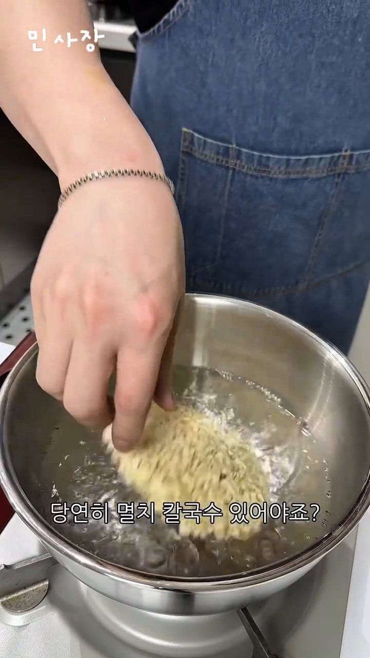 해동한 냉동 새우와 페퍼론치노를 넣고 새우가 익을 때까지 볶습니다.