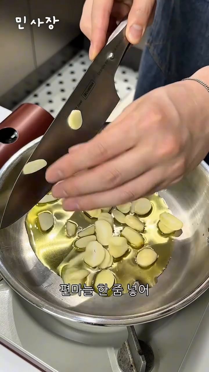 삶은 멸치 칼국수를 면수 2국자와 함께 팬에 넣습니다.