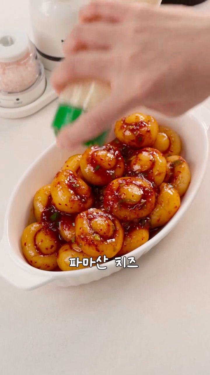 마지막에 파마산 치즈를 사르르 올려줍니다.