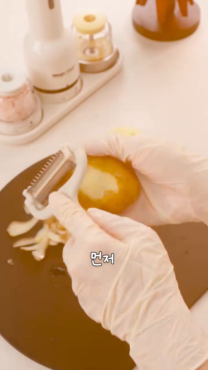 먼저 감자 2개는 껍질을 벗겨서 작게 썰어 전자레인지에 7분 정도 익힙니다.